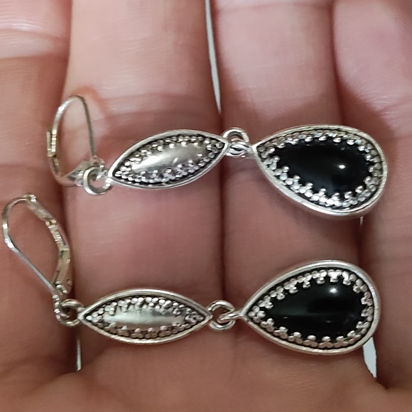 VINTAGE SILVER-TONE AND BLACK GLASS 16 -18" NECKLACE & LEVERBACK 2" EARRINGS SET - Picture 3 of 10